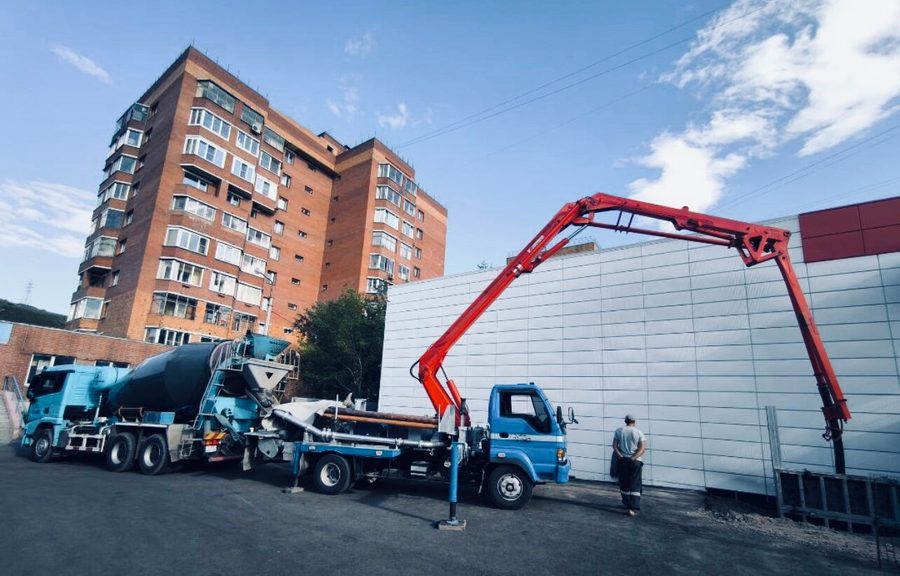Бетононасос на городском объекте